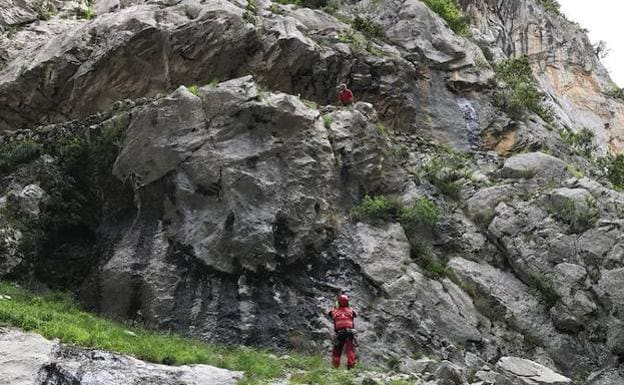 Fallece una montañera tras caer en la ruta del Cares
