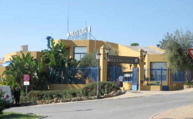 Detienen a dos policías locales de Estepona por una presunta violación a una chica de 18 años