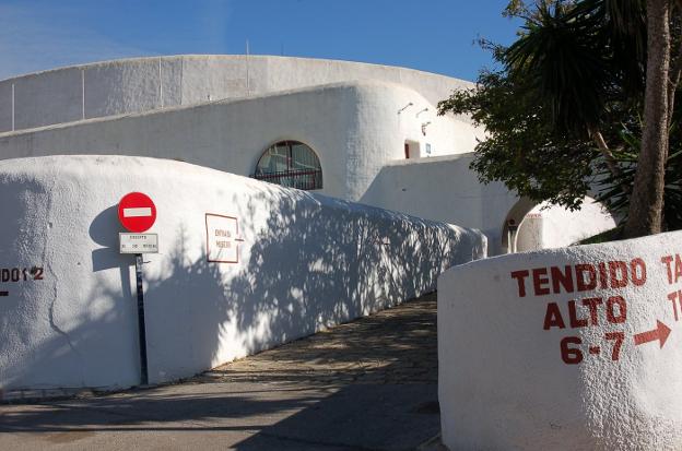 Problemas técnicos impiden el comienzo del cine de verano en la plaza de toros de Estepona
