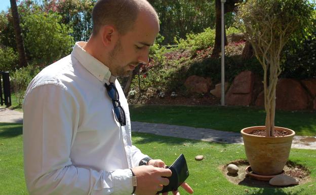 Raúl, el empleado de Mercadona que devolvió un bolso con 5.575 euros que encontró en un carro del supermercado