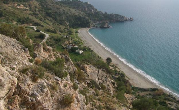 Tres heridos al despeñarse su coche por un barranco en la playa de El Cañuelo del paraje de Maro