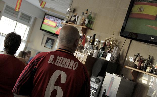 Así se vivió el Portugal-España desde el bar de la familia de Fernando Hierro en Vélez-Málaga