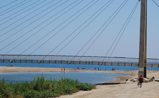 Muere un joven en la desembocadura del río Fuengirola al intentar rescatar a su perro