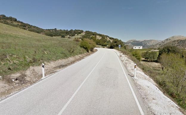 Fallece un hombre tras caer su vehículo por un barranco en Alfarnate
