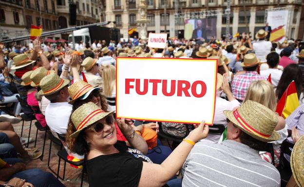 Albert Rivera exhibe su «patriotismo» en Málaga para contrarrestar a Sánchez