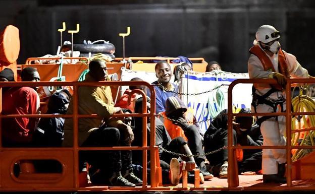 Buscan a 40 personas que viajaban en una patera en Cabo de Gata tras rescatar a un millar desde el viernes en Andalucía