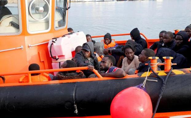 Trasladan al puerto de Málaga a más de cien inmigrantes de tres pateras en aguas de Alborán