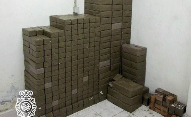 Condenas de entre 7 y 10 años para los guardias civiles que robaron 100 kilos de hachís en Marbella