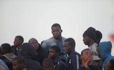 El relato fotográfico de cómo llega un rescate al puerto de Málaga