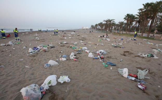 Limasa recoge 40 toneladas de basura en las playas de Málaga tras las fiestas de San Juan