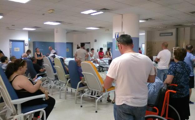 El verano se estrena con quejas de los usuarios de las Urgencias del Hospital Clínico