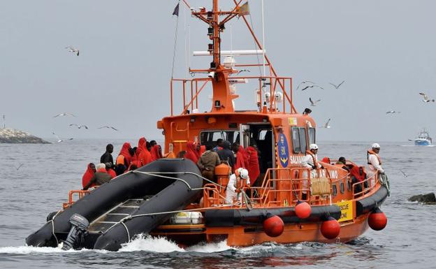 Buscan una patera con 54 personas a bordo frente a las costas de Málaga