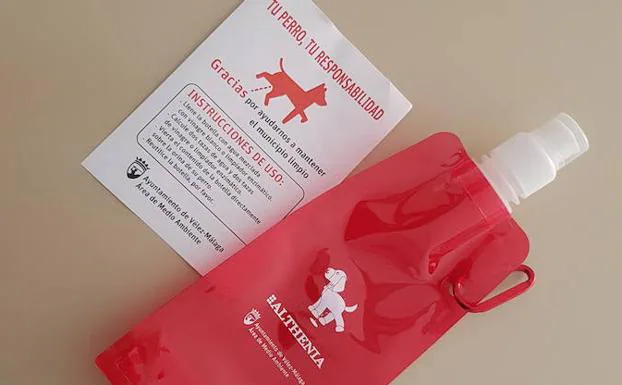 Vélez-Málaga reparte botellas especiales contra la orina de los perros en  las calles