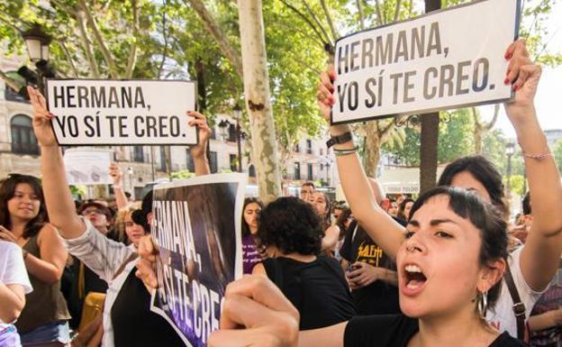 La víctima de 'La Manada' rompe su silencio con una carta: «Si os calláis, estáis dejando que ganen ellos»