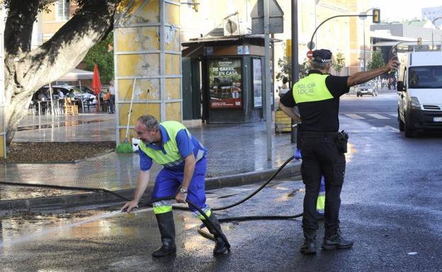 El nuevo baldeo en las calles de Málaga arranca con muchas dudas, pero sin grúa