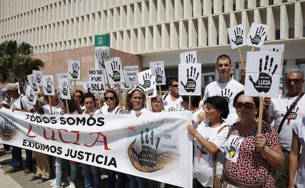 Los padres de Lucía Vivar se concentran por el archivo del caso