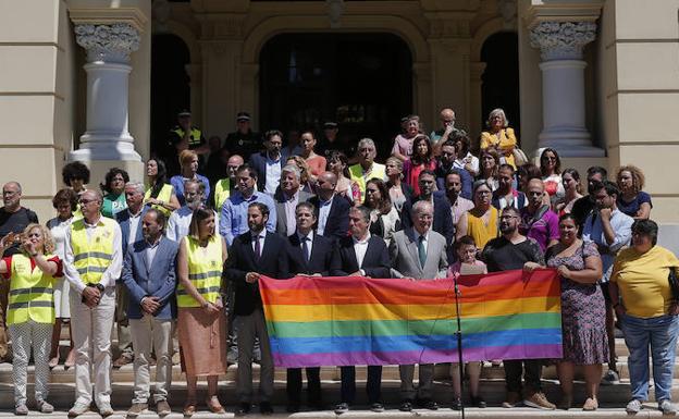 Desalojo de bomberos y acto por el Día del Orgullo en un pleno corto pero intenso