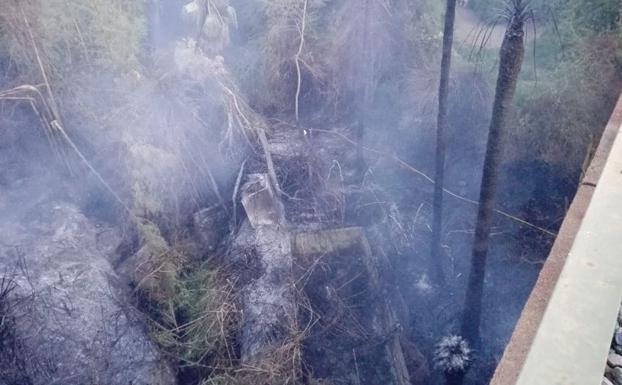 Un incendio arrasa un vivero en Torremolinos