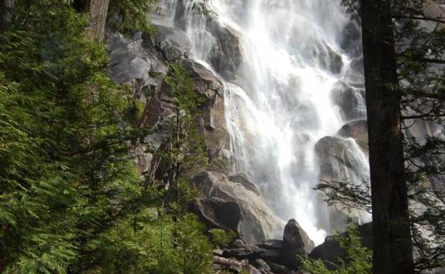 Mueren tres 'youtubers' sobre viajes tras caer por unas cataratas en Canadá