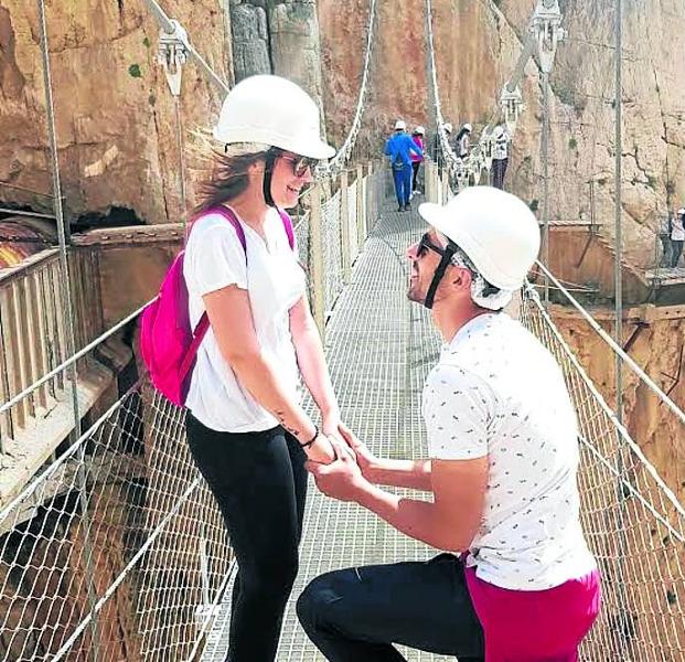 Terapias contra el miedo y pedidas de mano en el caminito del rey