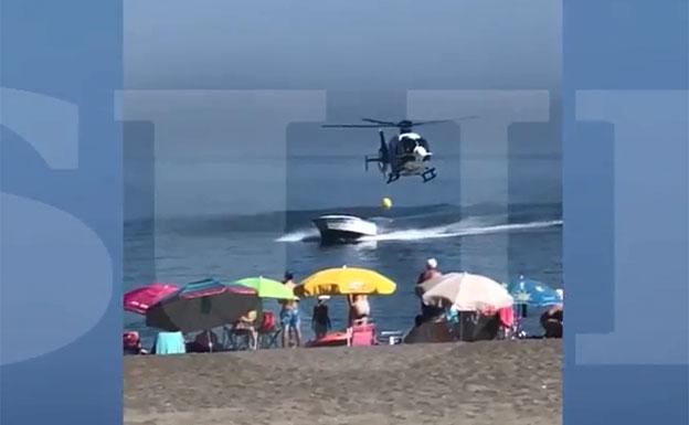 Una lancha se adentra en una playa llena de bañistas en Sabinillas cuando huía del helicóptero de la Policía