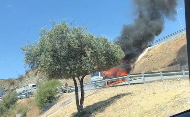 El incendio de una furgoneta causa alarma en la salida de la autovía a Rincón de la Victoria