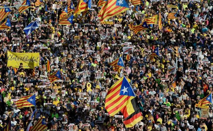 Miles de personas piden en Barcelona la libertad de los políticos presos