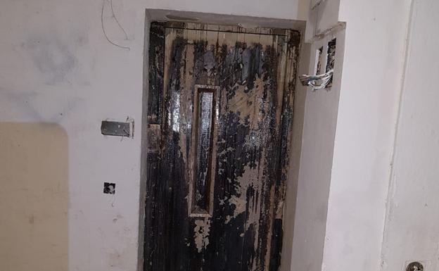 Un incendio obliga a desalojar un edificio de trece plantas en La Palmilla