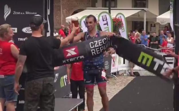 Rubén Ruzafa consigue en la República Checa la quinta victoria consecutiva de la temporada en triatlón cross