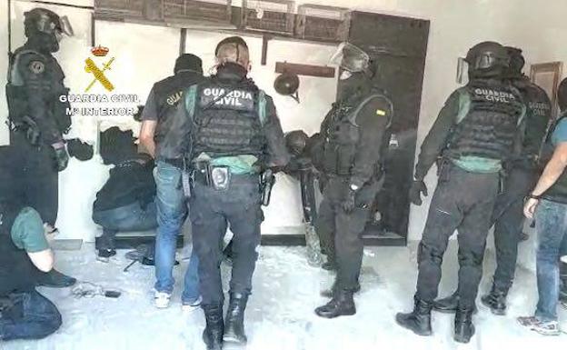 Intervenidas más de tres toneladas de hachís ocultas en un zulo dentro de un garaje de La Línea de la Concepción