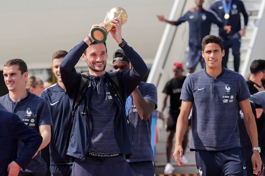 Locura en las calles por la llegada de la selección francesa a París