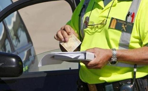 Las multas más sorprendentes que te pueden poner: por dar muestras de cariño a tu pareja, comer al volante o repostar arrancado