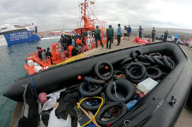 Más de 300 migrantes de pateras en el Estrecho