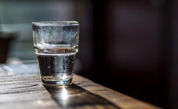 Así funciona el 'vaso de agua', el método para robar en verano a ancianas que viven solas