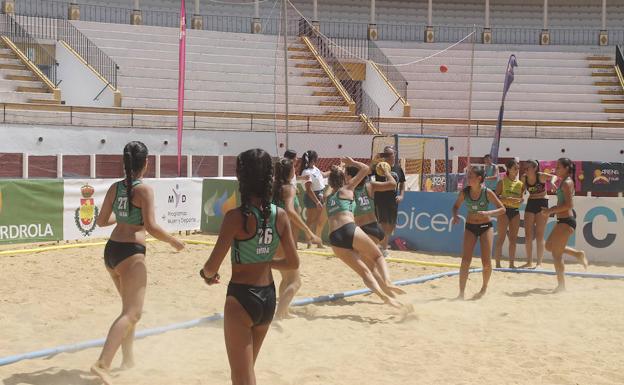 Balonmano playa en una plaza de toros