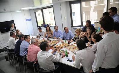 Santamaría contraprograma a los exministros con unas pizzas en Génova: «Comida de trabajo»