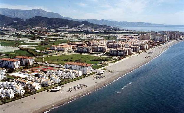 La Guardia Civil detiene a una persona acusada de cinco delitos de robo y estafa en la Axarquía