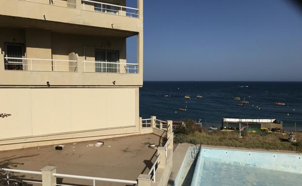 Benalmádena cierra parte de una playa por el estado de ruina de la residencia Marymar