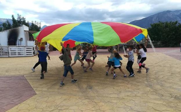 Nueve menores afectados por una posible intoxicación alimentaria en un campamento en La Viñuela