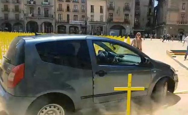 El abogado del conductor que arrolló las cruces en Vic niega que lo hiciera por motivos ideológicos