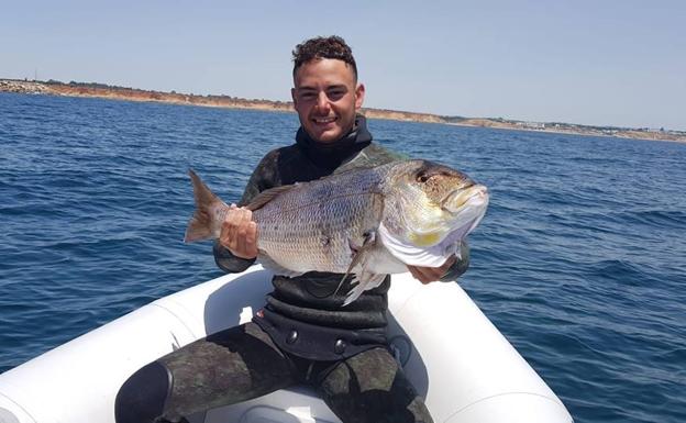 Buscan a un joven veleño desaparecido mientras buceaba en la costa de Cádiz