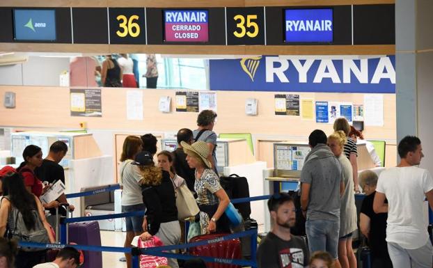 Ryanair cancela 29 vuelos más de los previstos en España con 65.000 afectados