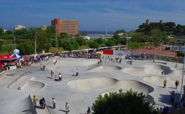 Fuengirola prohibe hacer «acrobacias» con skate y patines excepto en el skate park