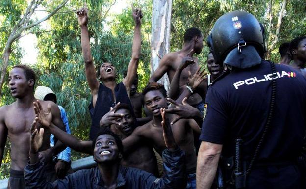 Más de 600 inmigrantes entran en Ceuta tras un salto a la valla