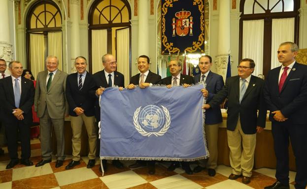 La bandera de Naciones Unidas ya ondea en Málaga