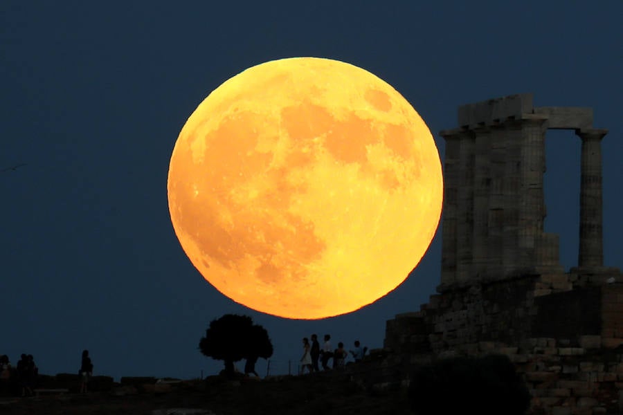 El mundo contempla el espectáculo del planeta rojo y la luna de sangre