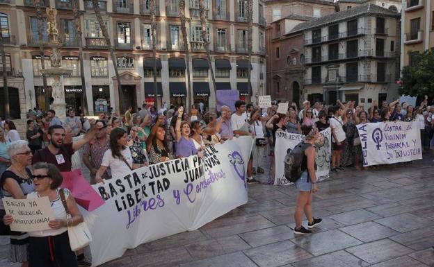 Más de 200 personas se concentran en Málaga contra la sentencia de Juana Rivas