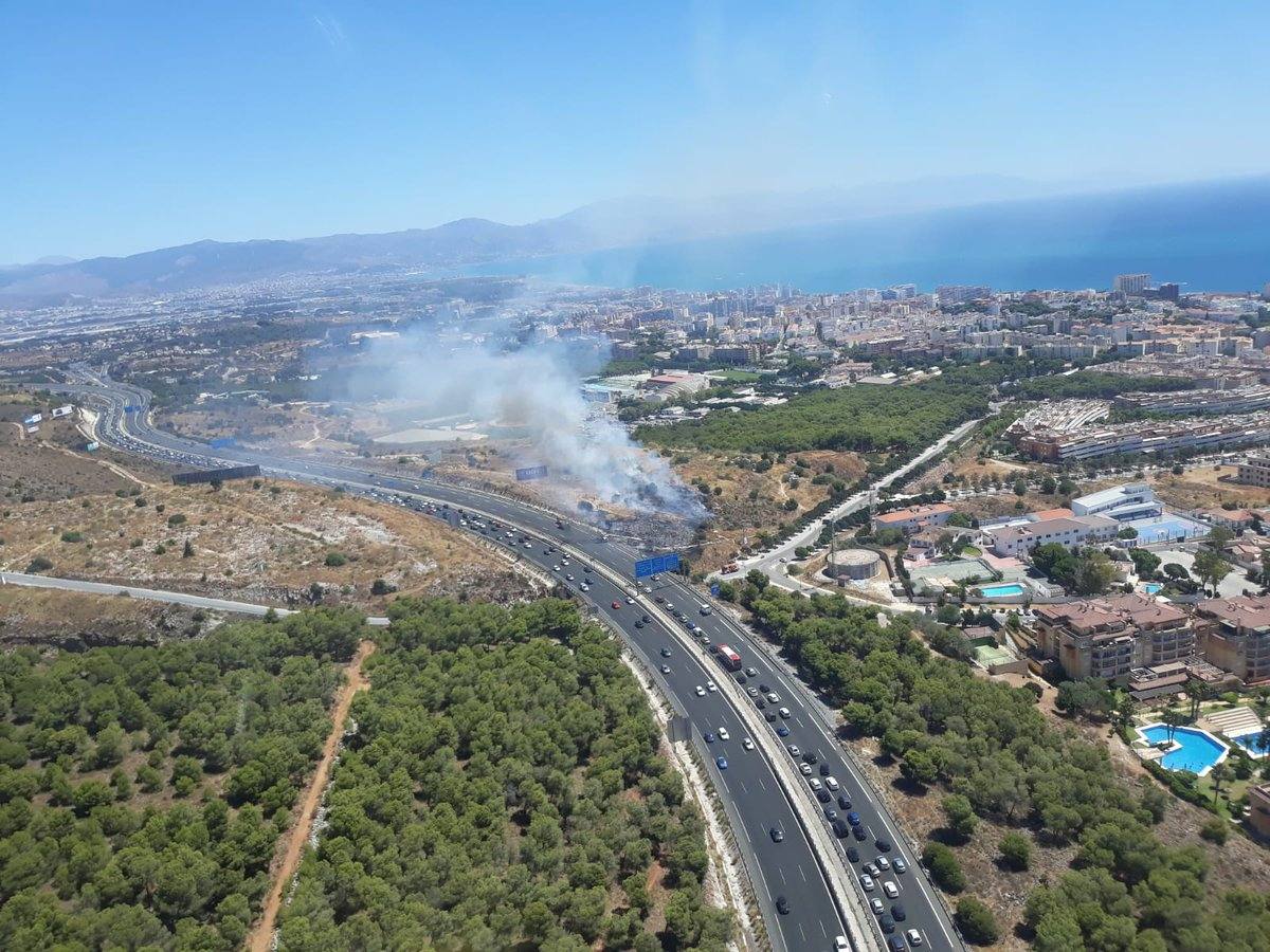 Un vehículo ardiendo en la A-7 afecta a un paraje de Torremolinos y provoca retenciones