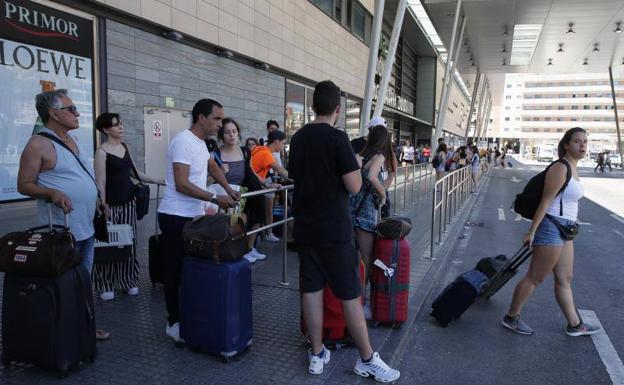 Los taxistas de Málaga deciden sumarse a la huelga indefinida de otras grandes capitales pero no la harán en el aeropuerto