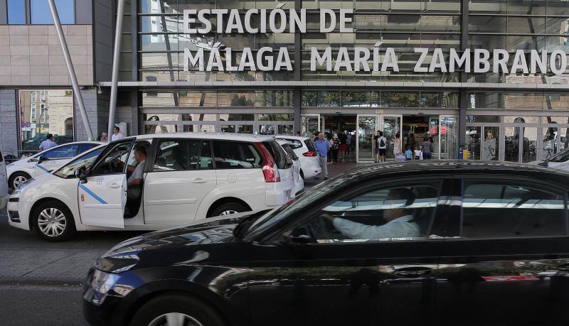 Paradas semivacías y un corte sorpresa del Paseo del Parque en el segundo día de la huelga de taxis en Málaga